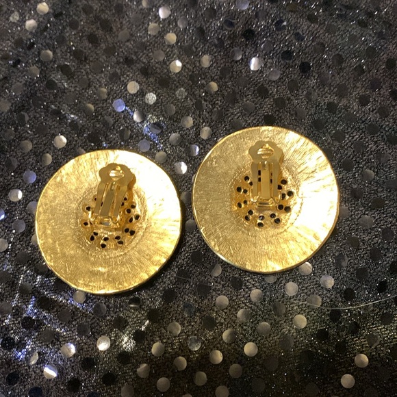 Vintage Oversized Goldtone Clip On Earrings Hammered Metal NOS - Picture 2 of 3